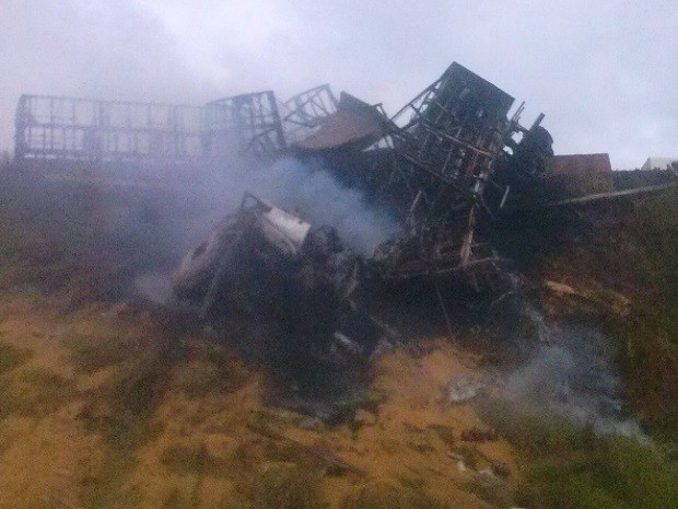 Carretas pegaram fogo após colisão na BR-158, em Jataí, Goiás (Foto: Divulgação/PRF) Carretas pegaram fogo após colisão na BR-158, em Jataí, Goiás (Foto: Divulgação/PRF)