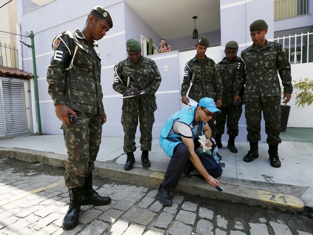 Um agente de saúde realiza ação de combate ao mosquito Aedes aegypti em uma rua do Rio de Janeiro (Foto: Sergio Moraes/Reuters)