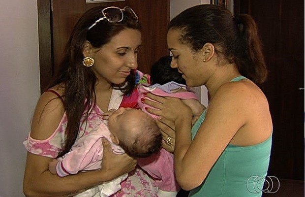 Mães destrocam bebês, em Goiânia (Foto: Reprodução/ TV Anhanguera)
