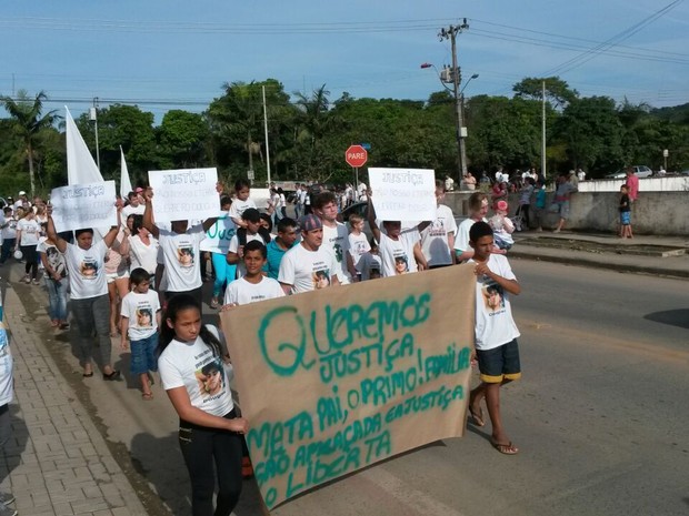 Moradores do Jardim Paraíso, em Joinville, fizeram passeata pedindo paz no bairro (Foto: Júlio Ettore/RBS TV)