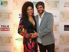 Juliana Alves exibe a barriguinha de grávida na estreia do longa do marido