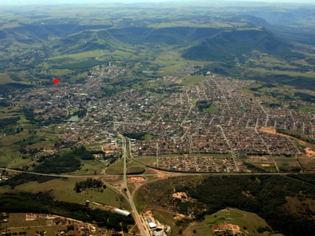 Marcação em vermelho mostra local onde o parque será construído (Foto: Divulgação/Prefeitura de São Pedro)