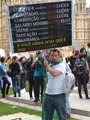 Vitor Paiva, estudante de relações internacionais e política carrega cartaz gigante detalhando os investimentos para a preparação para os eventos esportivos no país (Foto: Maeli Prado/Especial para o G1)