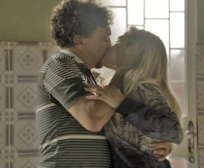 Os dois se beijam sem nem imaginar o que viria pela frente (Foto: TV Globo)