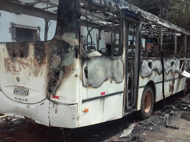 Ainda não há informações sobre os autores do incêndio que destruiu totalmente o ônibus. (Foto: Edivaldo Mendes)