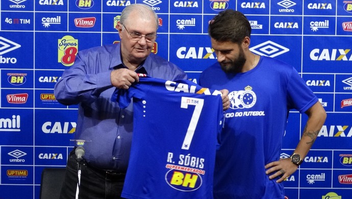 Gilvan entrega a camisa 7 para Sobis (Foto: Maurício Paulucci) Gilvan entrega a camisa 7 para Sobis (Foto: Maurício Paulucci)