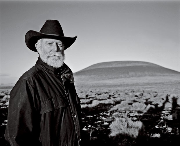 Retrato do artista em frente ao Roden Crater – vulcão que adquiriu no deserto do Arizona, onde vem desenvolvendo sua maior e mais ambiciosa light art (Foto: divulgação) Retrato do artista em frente ao Roden Crater – vulcão que adquiriu no deserto do Arizona, onde vem desenvolvendo sua maior e mais ambiciosa light art (Foto: divulgação)