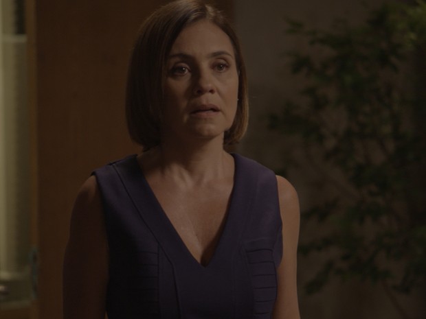 Inês fica assustada ao ficar na mira da arma de Beatriz (Foto: TV Globo)