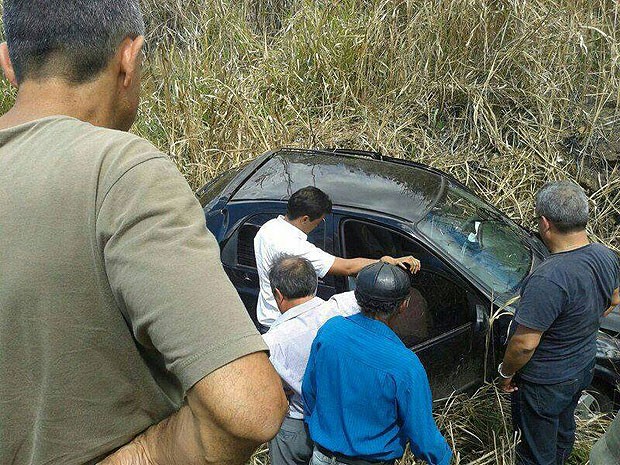 Carro de advogada foi encontrado por familiares em matagal próximo à aconstamento de via na Bahia. (Foto: Divulgação/ Polícia Militar)