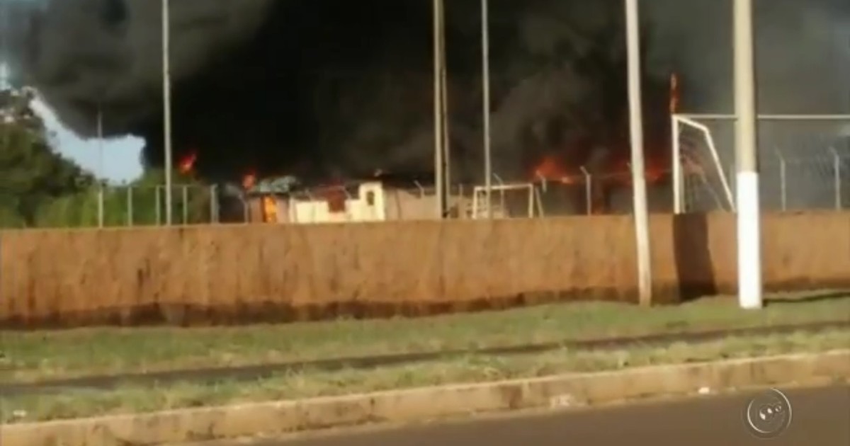 Incêndio destrói galpão de confecção de fraldas em Ibitinga - Globo.com
