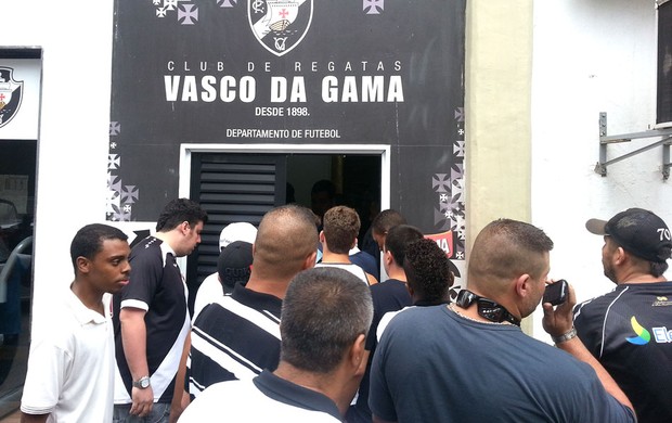 Torcida do Vasco Tenta invadir São Januário   (Foto: Rafael Cavalieri)