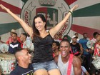 Mônica Carvalho é carregada por ritmistas da Grande Rio