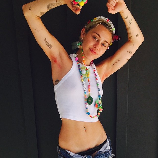 Ego De Novo Miley Cyrus Mostra Demais Na Web Not Cias De Famosos