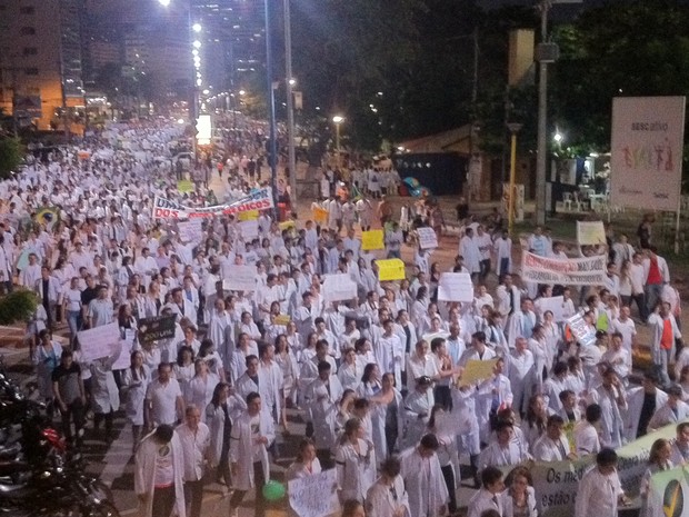 Médicos fazem caminhada em Fortaleza contra a contratação de médicos do exterior (Foto: Gabriela Alves/G1)