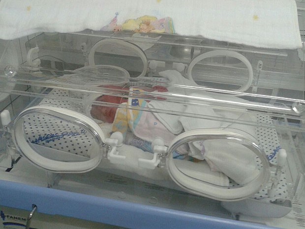 Bebê foi levado para hospital da cidade (Foto: Rafael Vedra/Liberdadenews.com.br)