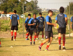 Jogadores do Guaratinguetá sub-20 durante treino (Foto: Filipe Rodrigues/ Globoesporte.com)