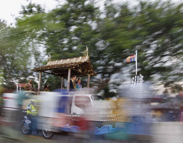 Princípie William e a duquesa de Cambridge passeiam em carro decorado pelo centro de Honiara, nas Ilhas Salomão. (Foto: Daniel Munoz/Reuters)