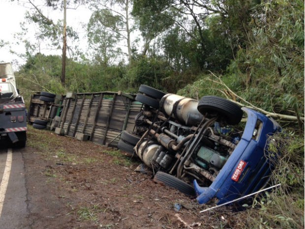 Caminhão cegonha tombou na PR-445, entre Tamarana e Mauá da Serra; duas pessoas morreram (Foto: Alberto D'Angele/RPCTV)
