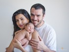 Mariana Felício e Daniel Saullo posam com a filha recém-nascida