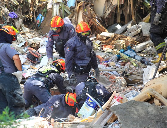 Duas casas desabam em Itapecirica da Serra (SP) (Foto: Douglas Pingituro/Brazil Photo Press / Ag. O Globo)