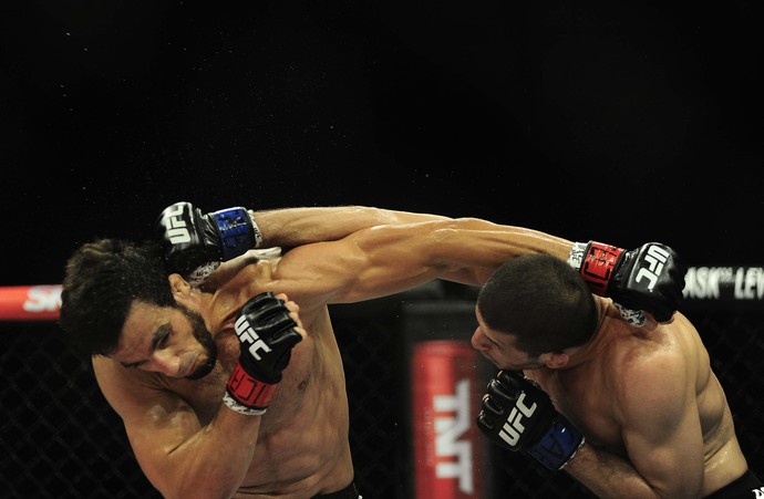 Rashid Magomedov e Elias Silvério trocam golpes no UFC Barueri (Foto: Marcos Ribolli)