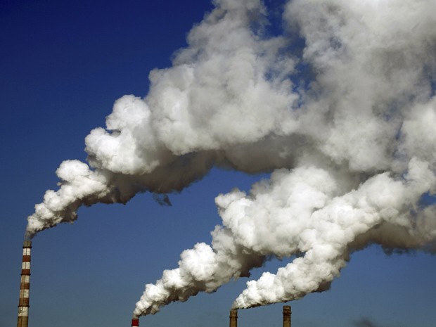 Chaminés liberam fumaça de um planta de aquecimento em Jilin, na China; estudo mostra que poluição chinesa chega até os Estados Unidos (Foto: Reuters/Stringer)