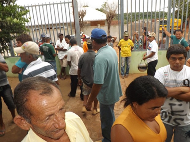 Vítimas lotaram a delegacia de Baixa Grande do Ribeiro (Foto: Leonardo Alves)