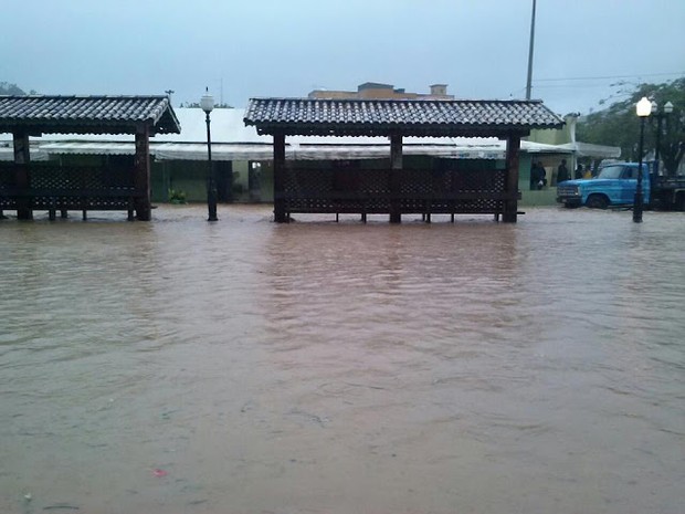 pontos de ônibus no Centro foram tomados pela água em rio bonito (Foto: Gérsica Moraes/Arquivo pessoal)