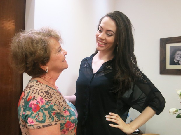 Avó e neta trocam experiências sobre moda (Foto: Mariane Rossi/G1)