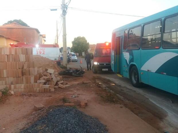 Moto foi atingida pelo ônibus em uma das avenidas do bairro (Foto: Corpo de Bombeiros/Divulgação)