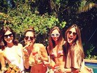Alessandra Ambrósio curte piscina e churrasco com amigas em Malibu