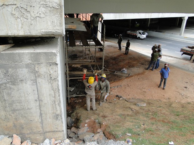 Funcionários trabalham sob o Viaduto Gil Nogueira, em BH. (Foto: Pedro Ângelo/G1)