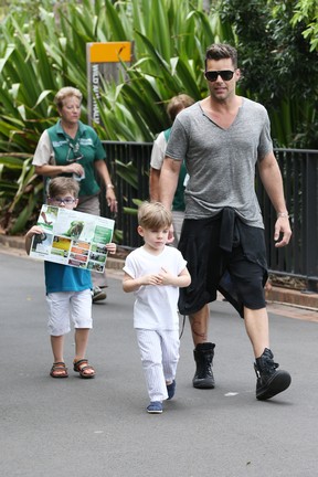 Ricky Martin com os filhos gêmeos Matteo e Valentino em zoológico em Sydney, na Austrália (Foto: Splash News/ Agência)