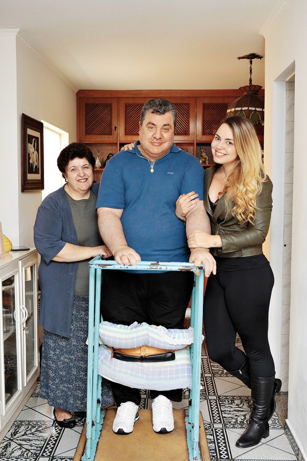 Gerson Brenner, a mulher Marta Mendonça e a filha Anna Haas (Foto: Divulgação/Revista Conta Mais)