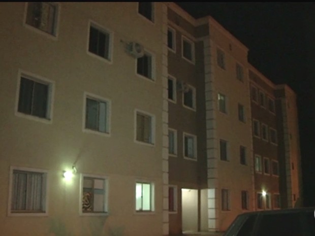 Criança cai de janela de prédio em Valparaíso de Goiás (Foto: Reprodução/ TV Anhanguera) Criança cai de janela de prédio em Valparaíso de Goiás (Foto: Reprodução/ TV Anhanguera)