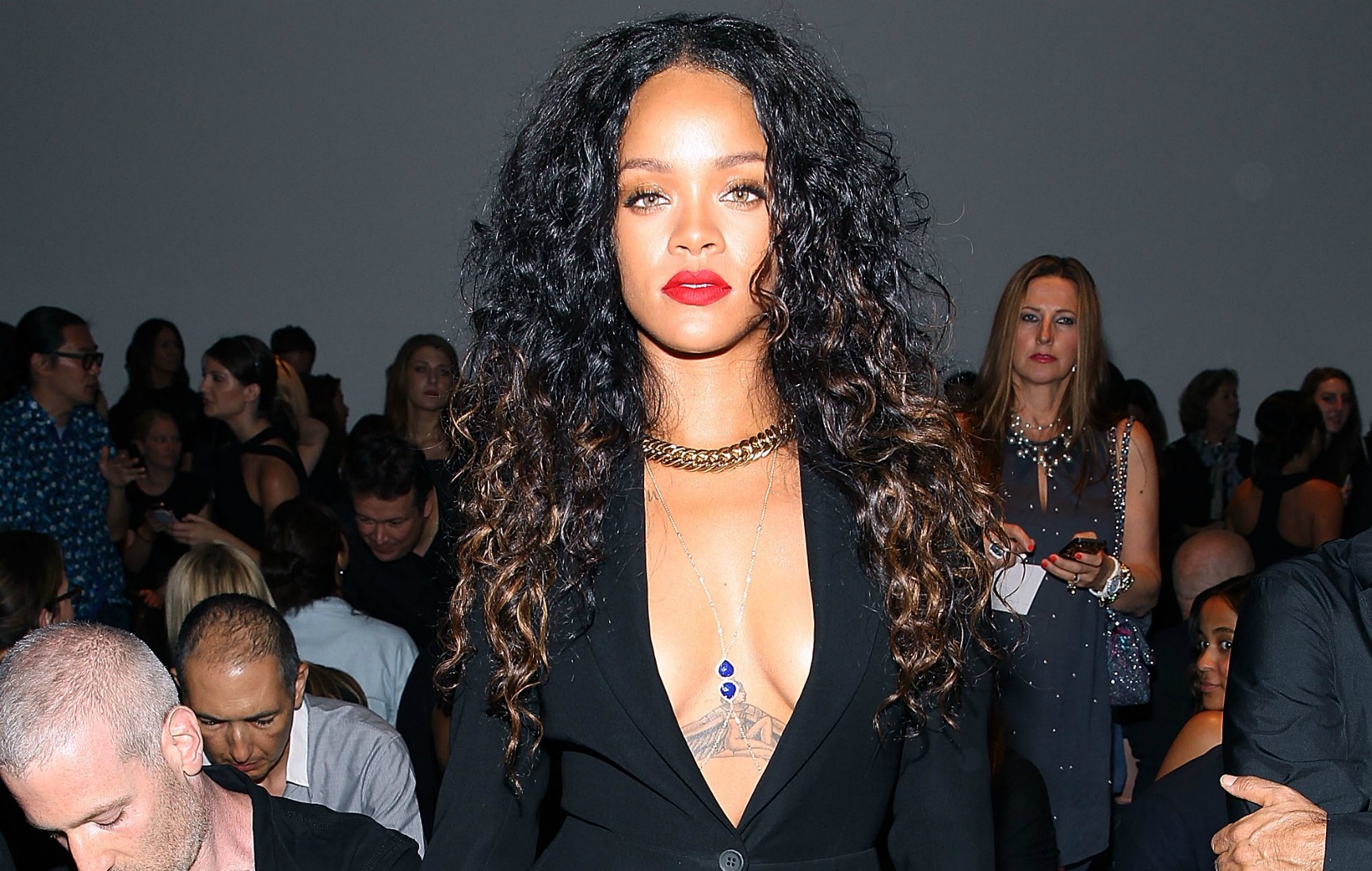 Faltou alguma coisa? Rihanna chama a atenção com decotão e figurino  inusitado em desfile - Monet