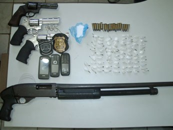 Armas e drogas foram recolhidas com suspeitos. (Foto: Divulgação/ Polícia Civil)