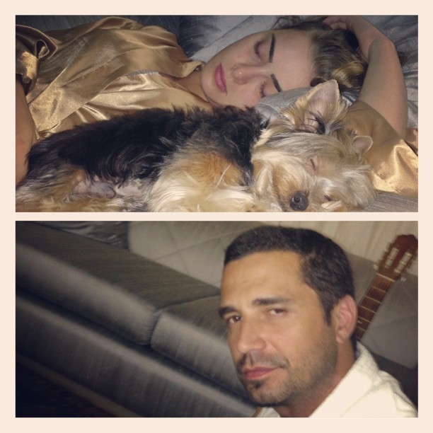 Latino compõe enquanto a namorada, Rayanne Moraes, e seu cachorrinho dormem (Foto: Instagram)