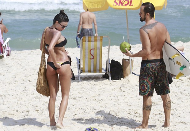 Thaila Ayala checa a marquinha do biquini (Foto: Dilson Silva/ Agnews)