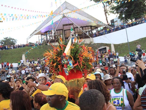 Largo de São Pedro reúne milhares de pessoas todos os anos nos dias 28 e 29 (Foto: Biné Morais/O Estado)