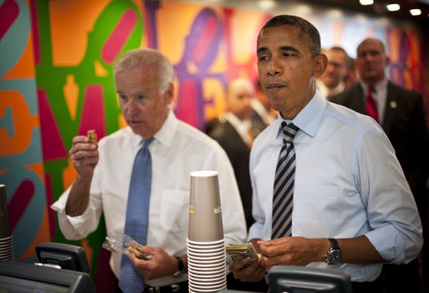 O presidente dos EUA, Barack Obama, ao lado do seu vice, Joe Biden, durante lanche nesta sexta (4) em Washington (Foto: Reuters)