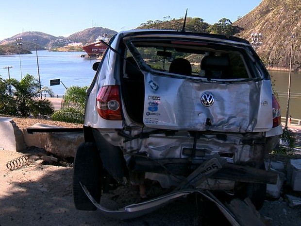 Carro ficou pendurado na Curva do Saldanha, em Vitória (Foto: Reprodução/ TV Gazeta)