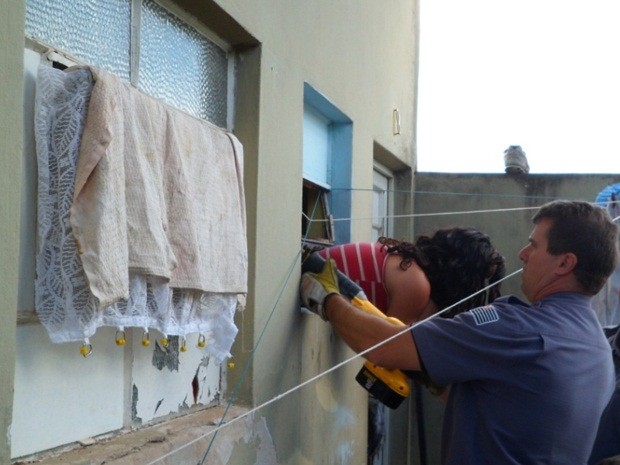 Bombeiros conseguiram tirar a mulher nesta sexta-feira (22) (Foto: Guarda Municipal de Botucatu)