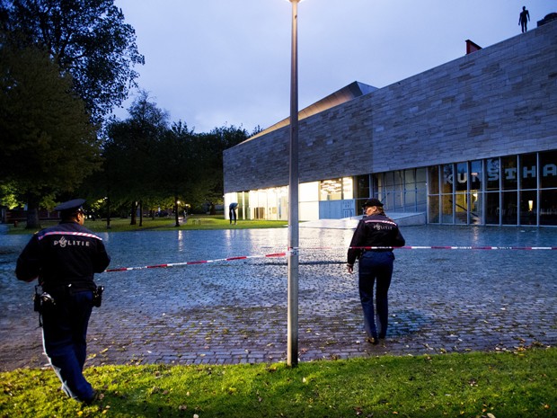 Polícia holandesa investiga museu Kunsthal, em Roterdã, após várias obras terem sido roubadas nesta terça (16) (Foto: Robin Utrecht/AFP)