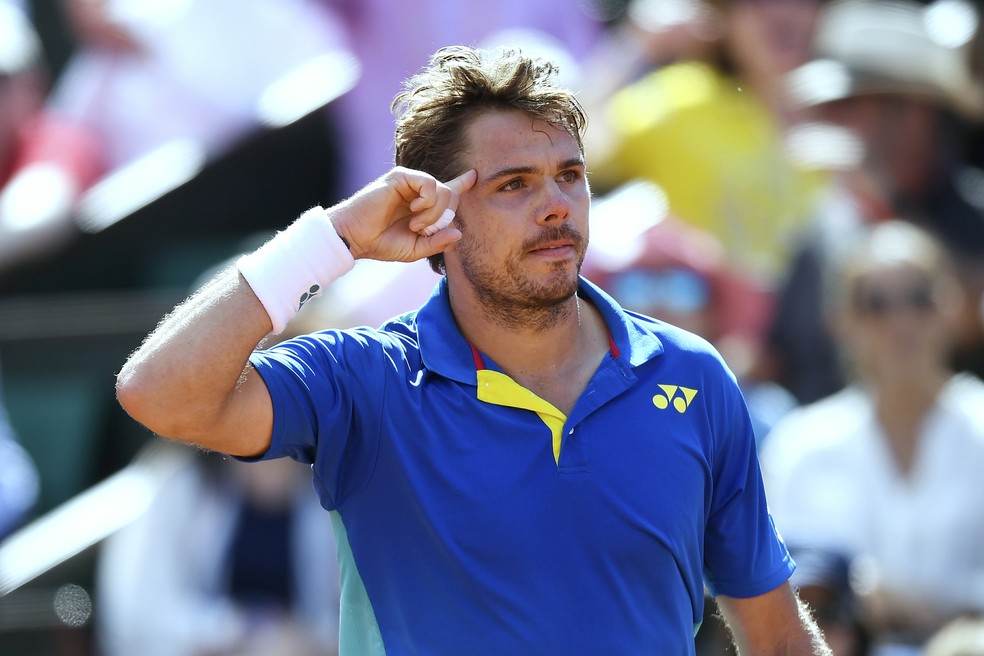 Stan Wawrinka faz tradicional gesto de apontar dedo para cabeça em vitória contra Murray (Foto: CHRISTOPHE SIMON / AFP)