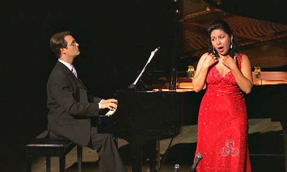 Cantora lírica Wilka Leles e o pianista Edílson Schultz durante apresentação. (Foto: Bom Dia Amazônia)