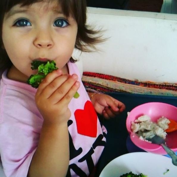 Filho de Bela Gil comendo brócolis (Foto: Instagram / Reprodução)