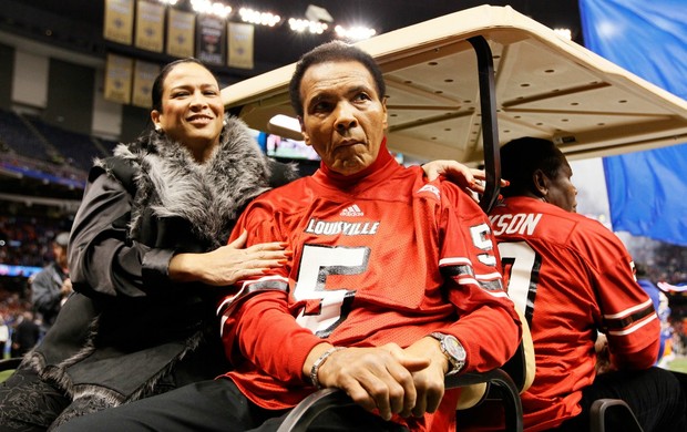 Muhammad Ali e a esposa Lonnie em uma das últimas aparições em público do ex-pugilista, em um jogo de futebol americano do Louisville Cardinals (Foto: Getty Images)