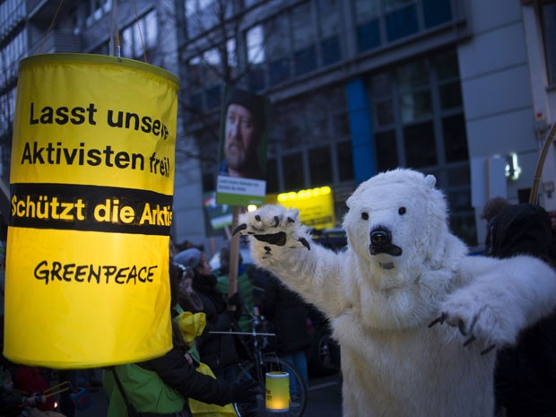 Ativistas alemães fazem vigília em Berlim, no sábado (16), para protestar contra a prisão de integrantes do Greenpeace na Rússia (Foto: AFP Photo/Johannes Eisele)