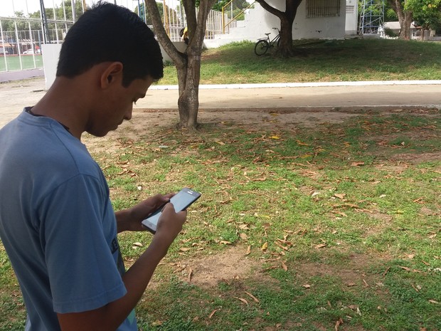 Antônio Pereira, de 18 anos, veio com o pai encontrar uma pokéstop no bairro Trem (Foto: John Pacheco/G1)